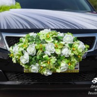 живые цветы на свадебную машину